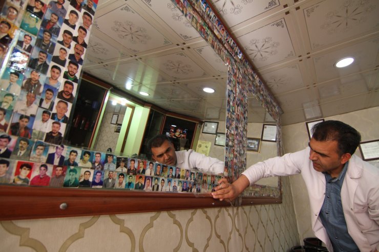 Müşterilerinden vesikalık fotoğraf toplayan berberden 'anı köşesi'