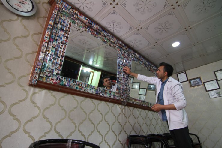 Müşterilerinden vesikalık fotoğraf toplayan berberden 'anı köşesi'