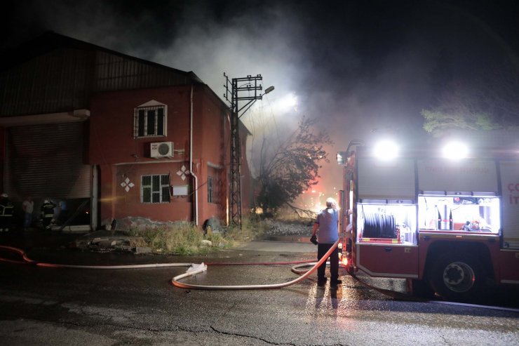 Orman ürünleri işleyen fabrikada yangın