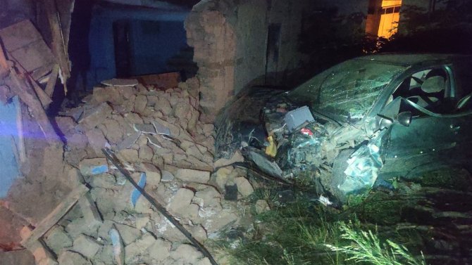 Otomobil evin duvarına daldı: 1 ölü