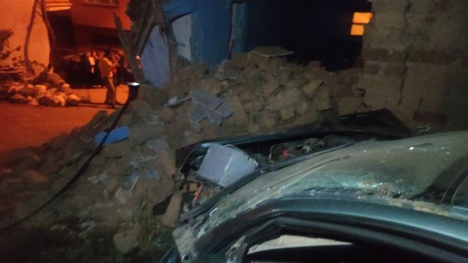 Otomobil evin duvarına daldı: 1 ölü