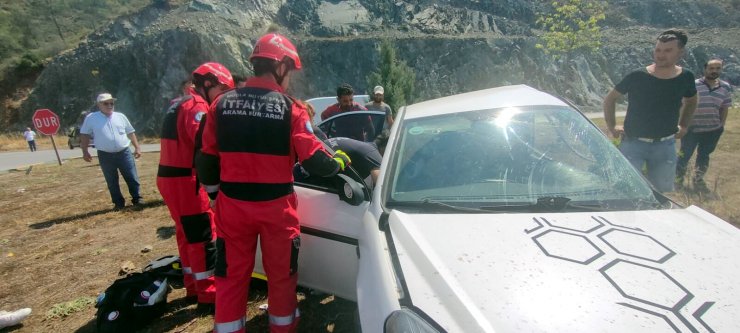 Otomobiller çarpıştı: 2'si çocuk, 4 yaralı