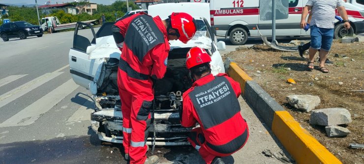 Otomobiller çarpıştı: 2'si çocuk, 4 yaralı