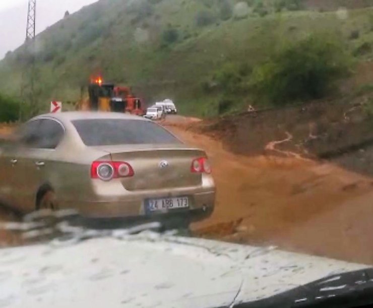 Sağanak, sel ve heyelana neden oldu