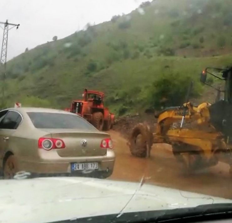 Sağanak, sel ve heyelana neden oldu