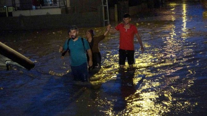 Sağanak yağış sonrası sular altında kalan evde can pazarı yaşandı