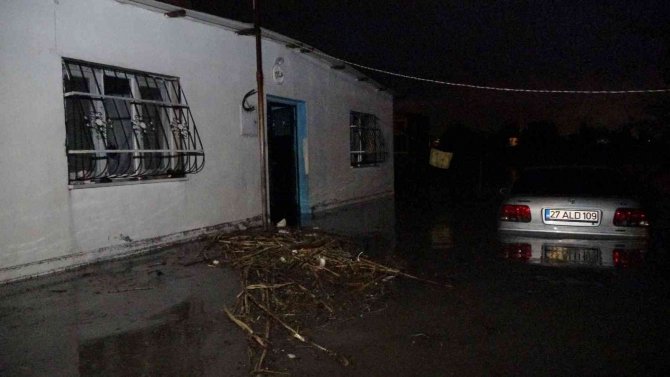 Sağanak yağış sonrası sular altında kalan evde can pazarı yaşandı