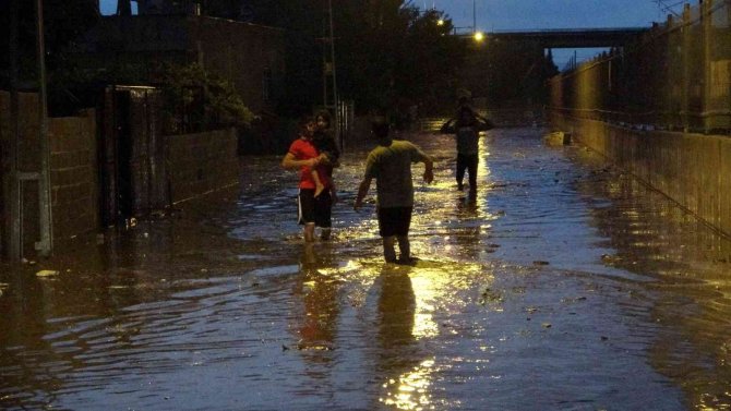 Sağanak yağış sonrası sular altında kalan evde can pazarı yaşandı