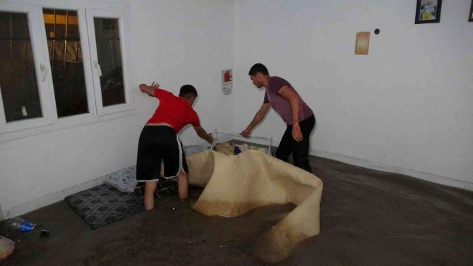 Sağanak yağış sonrası sular altında kalan evde can pazarı yaşandı