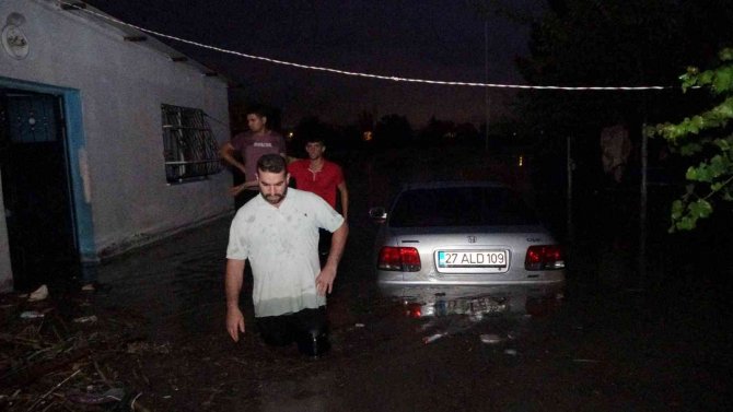 Sağanak yağış sonrası sular altında kalan evde can pazarı yaşandı