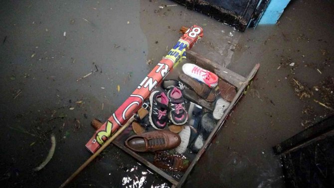 Sağanak yağış sonrası sular altında kalan evde can pazarı yaşandı