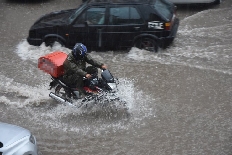 Sivas'ta 20 dakikalık sağanakta yollar göle döndü