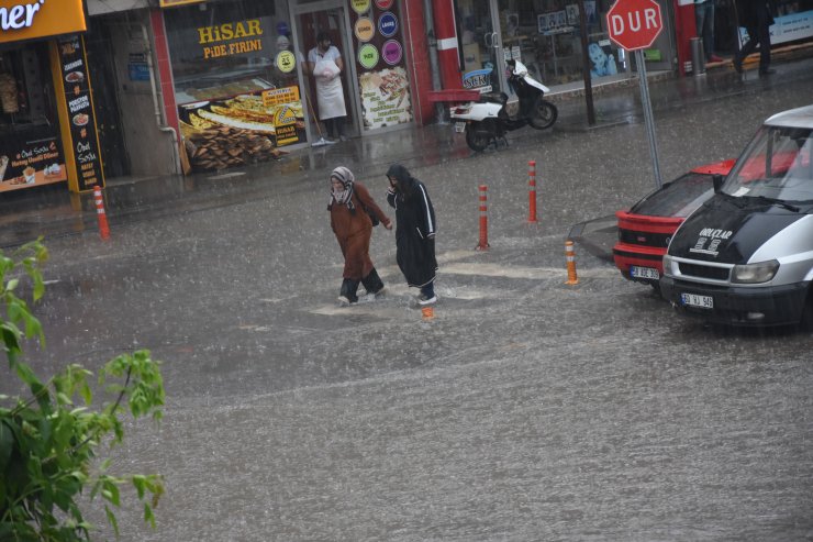 Sivas'ta 20 dakikalık sağanakta yollar göle döndü