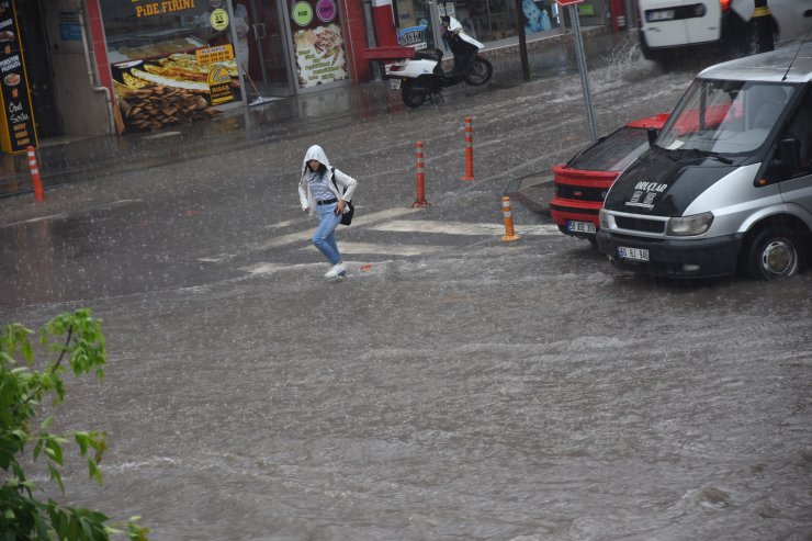 Sivas'ta 20 dakikalık sağanakta yollar göle döndü