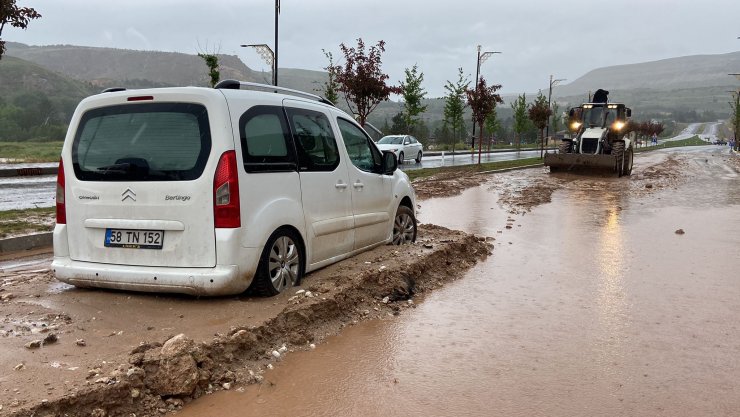 Sivas'ta 20 dakikalık sağanakta yollar göle döndü