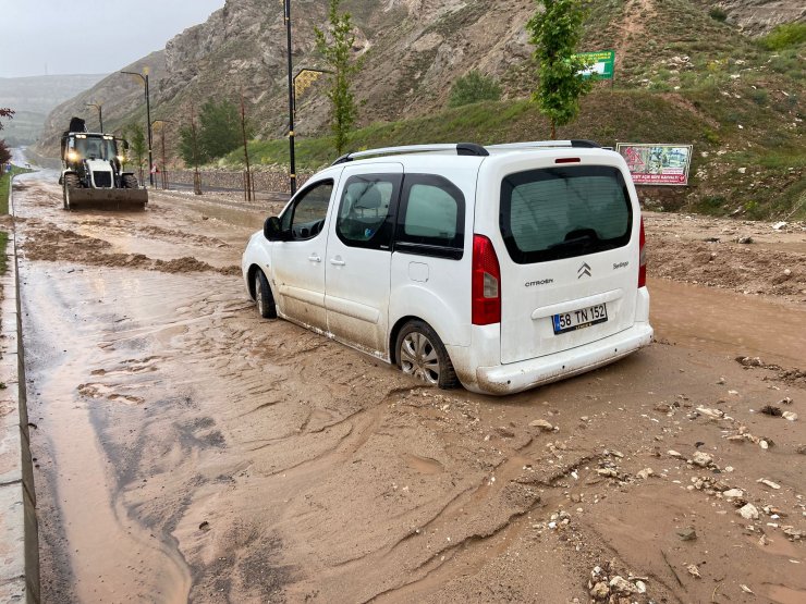 Sivas'ta 20 dakikalık sağanakta yollar göle döndü