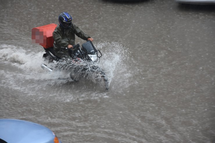 Sivas'ta 20 dakikalık sağanakta yollar göle döndü
