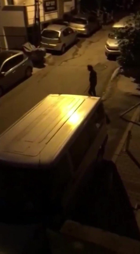 Sokak ortasında arabayı levye ile parçaladı