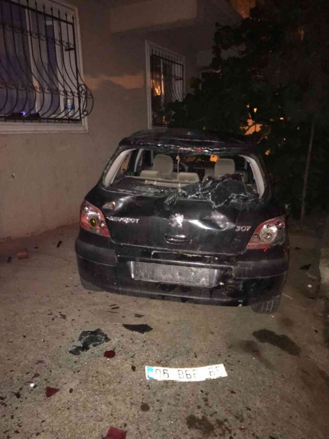 Sokak ortasında arabayı levye ile parçaladı