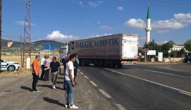 TIR ile çarpışan otomobildeki anne ve 2 çocuğu yaralandı