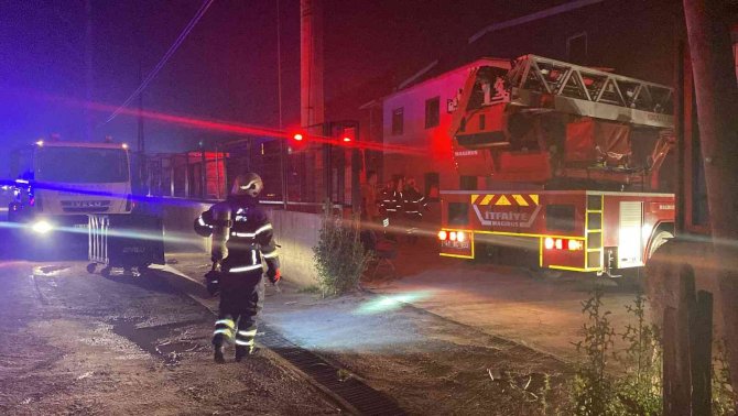 Toz boya fabrikası alev alev yandı