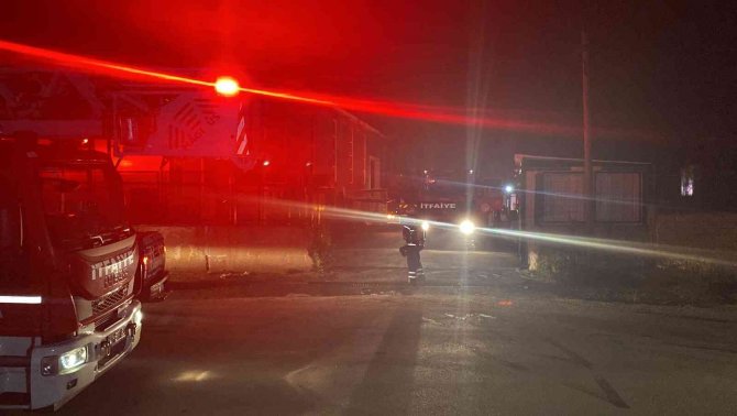 Toz boya fabrikası alev alev yandı