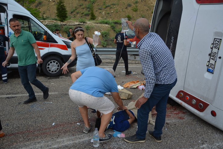 Tur midibüsü devrildi: 1 ölü, 23 yaralı