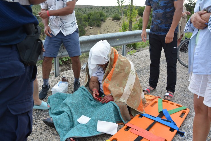 Tur midibüsü devrildi: 1 ölü, 23 yaralı