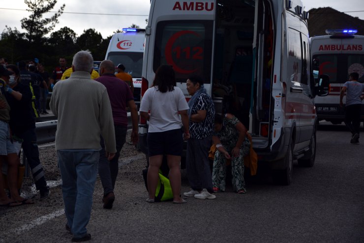 Tur midibüsü devrildi: 1 ölü, 23 yaralı