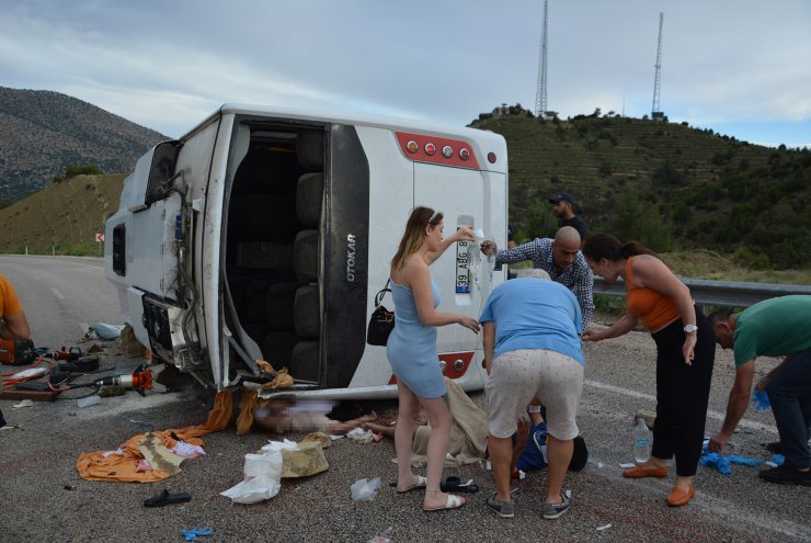 Tur midibüsü devrildi: 1 ölü, 23 yaralı
