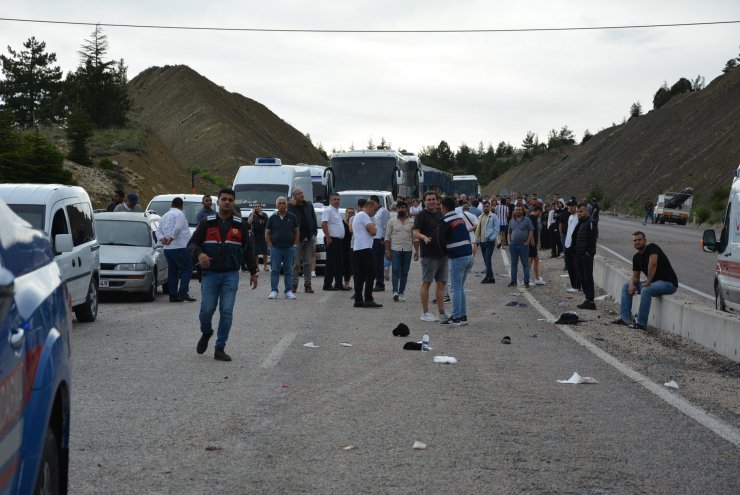 Tur midibüsü devrildi: 1 ölü, 23 yaralı