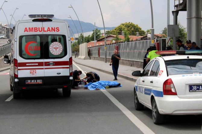 Üst geçitten düştü