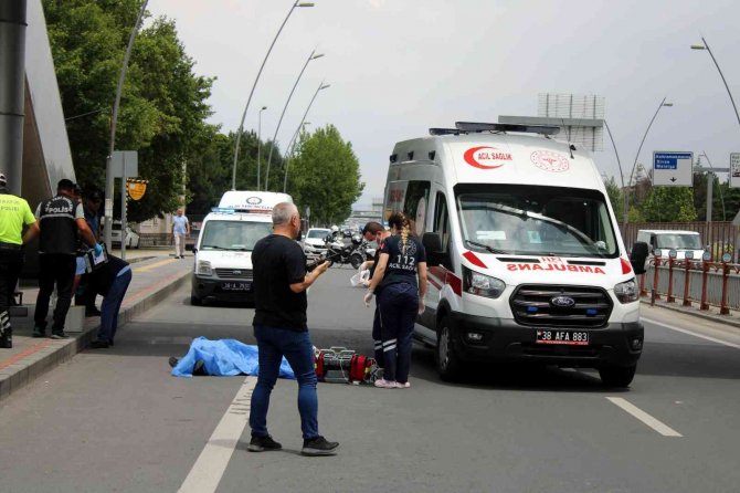 Üst geçitten düştü