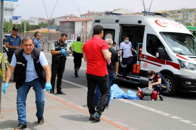 Üst geçitten düştü