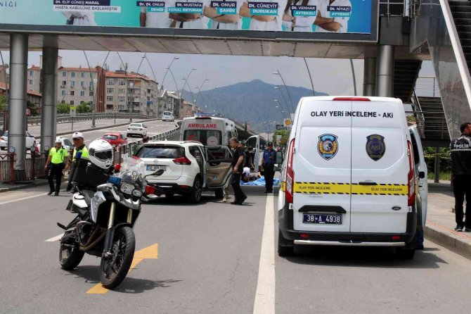 Üst geçitten düştü