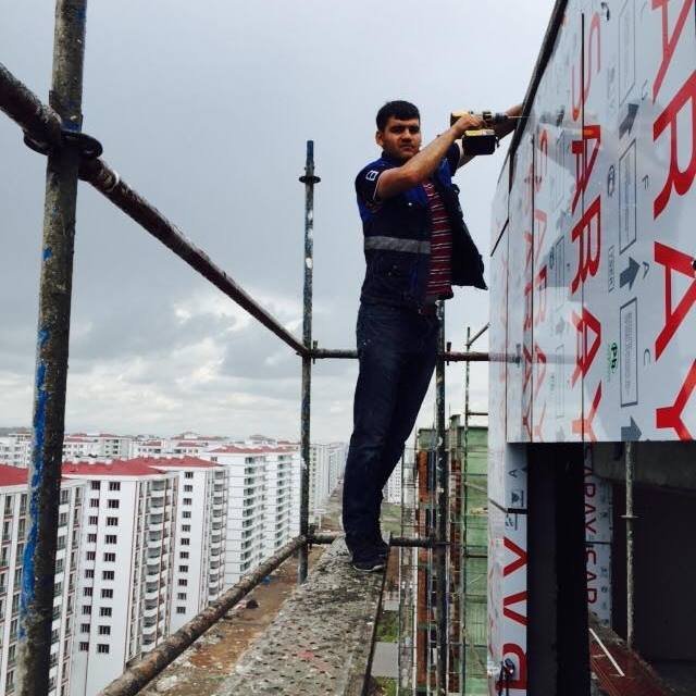 Yangın çıkan evin kapısını açmak isterken ölmüş