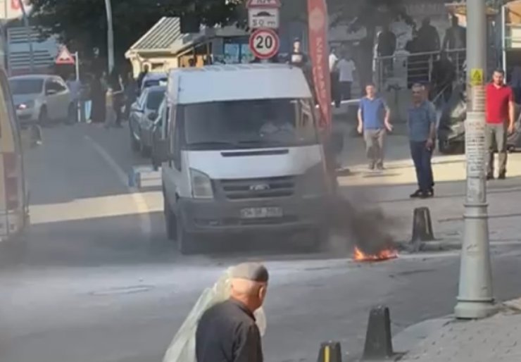 Yer altı kabloları alev aldı, minibüs yanmaktan son anda kurtarıldı