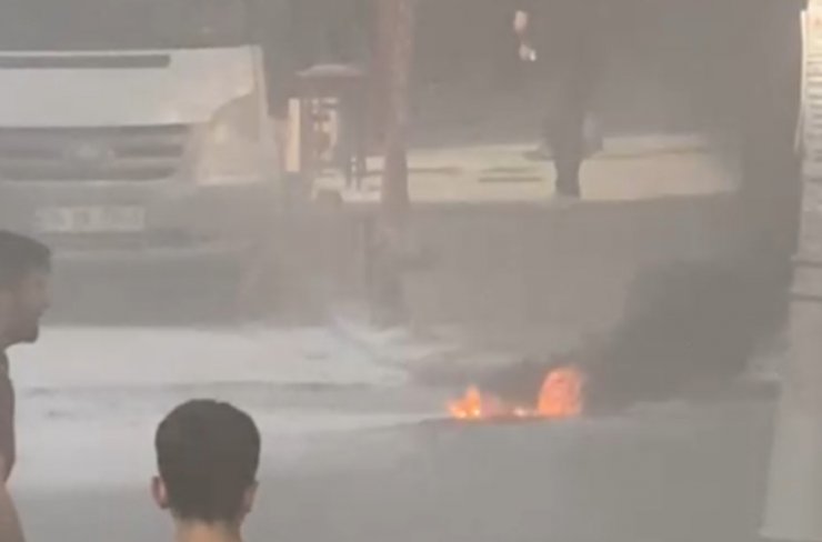 Yer altı kabloları alev aldı, minibüs yanmaktan son anda kurtarıldı