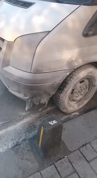 Yer altı kabloları alev aldı, minibüs yanmaktan son anda kurtarıldı