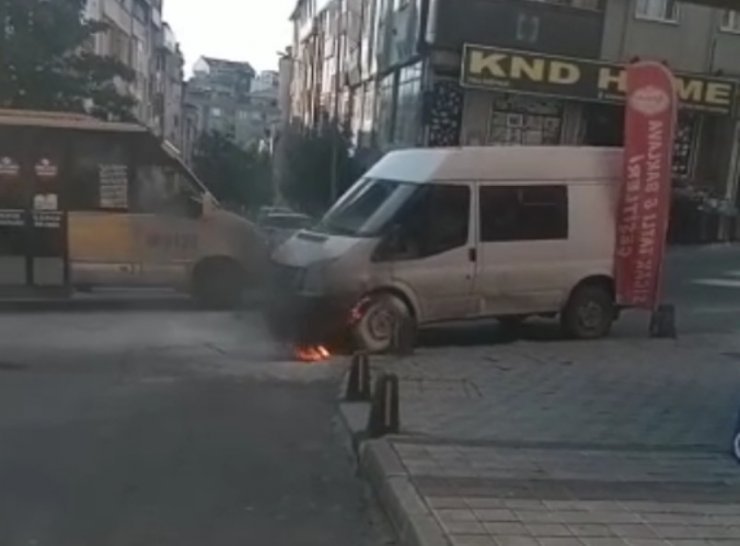 Yer altı kabloları alev aldı, minibüs yanmaktan son anda kurtarıldı