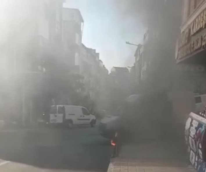 Yer altı kabloları alev aldı, minibüs yanmaktan son anda kurtarıldı