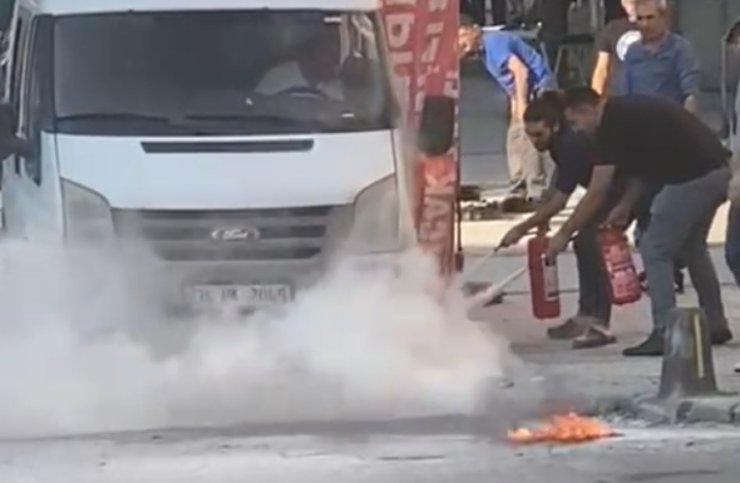 Yer altı kabloları alev aldı, minibüs yanmaktan son anda kurtarıldı