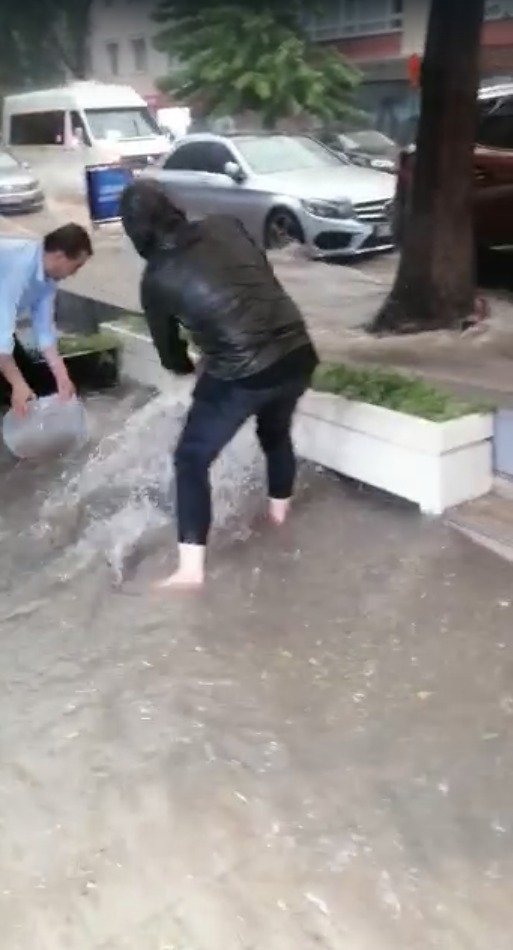 Yollar göle döndü, iş yerlerini su bastı