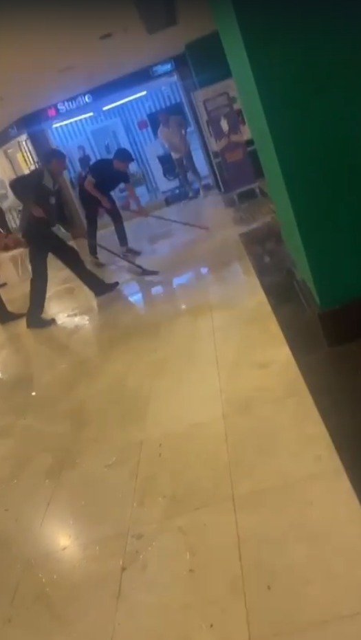 Yollar göle döndü, iş yerlerini su bastı