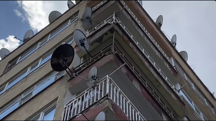40 yıllık binadan beton parçaları düştü