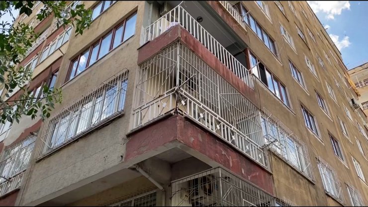 40 yıllık binadan beton parçaları düştü