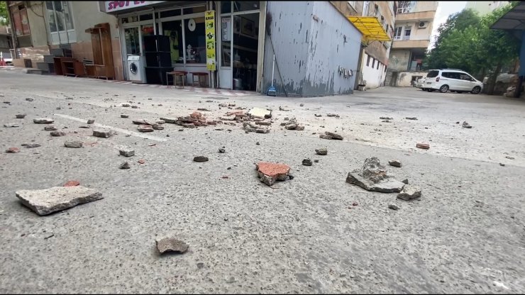 40 yıllık binadan beton parçaları düştü