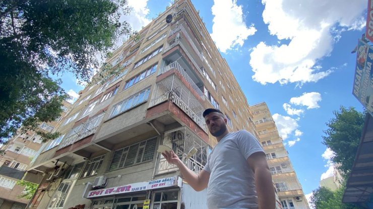 40 yıllık binadan beton parçaları düştü