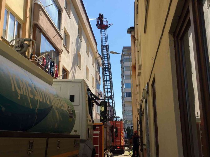 Çatı yangını paniğe neden oldu
