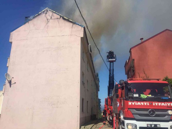 Çatı yangını paniğe neden oldu